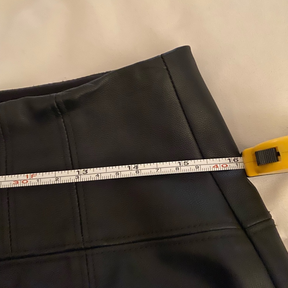 Gorgeous black leather pencil skirt 🖤 - Picture 2 of 8